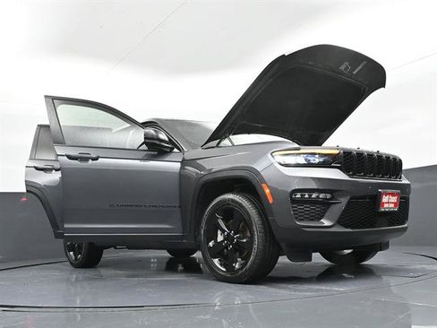 Used 2024 Jeep Grand Cherokee Limited w/ Black Appearance Package AWD/4WD image 43