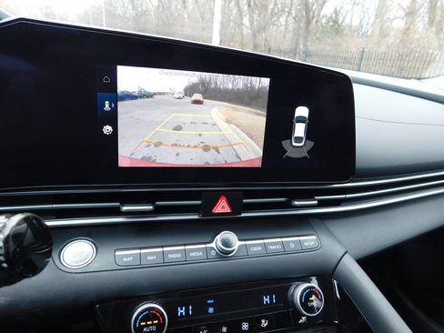 Used 2022 Hyundai Elantra Limited w/ Preferred Accessory Package image 11