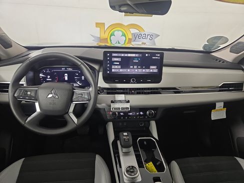 New 2025 Mitsubishi Outlander SE image 13