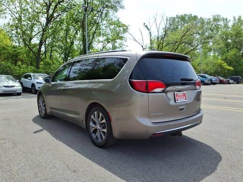 Used 2017 Chrysler Pacifica Limited FWD image 6