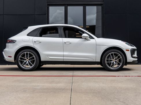 Certified 2023 Porsche Macan AWD/4WD image 12
