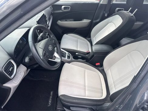 Used 2025 Hyundai Venue SEL FWD image 16