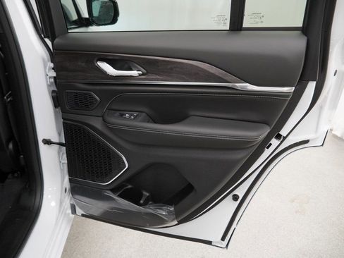 New 2025 Jeep Grand Cherokee Overland image 33