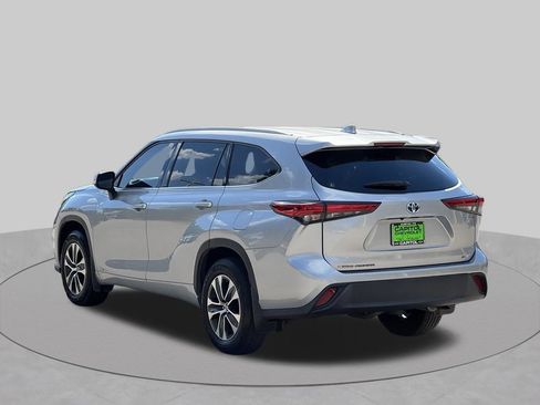 Used 2022 Toyota Highlander XLE AWD/4WD image 3