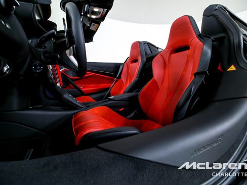 Used 2026 McLaren 750S Spider RWD image 13