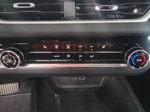 Used 2025 Chevrolet Equinox LT FWD image 23