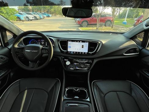 Used 2026 Chrysler Pacifica Limited w/ S Appearance Package FWD image 11