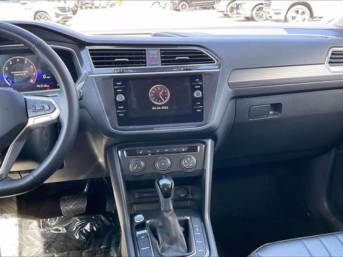 Used 2024 Volkswagen Tiguan SE AWD/4WD image 17