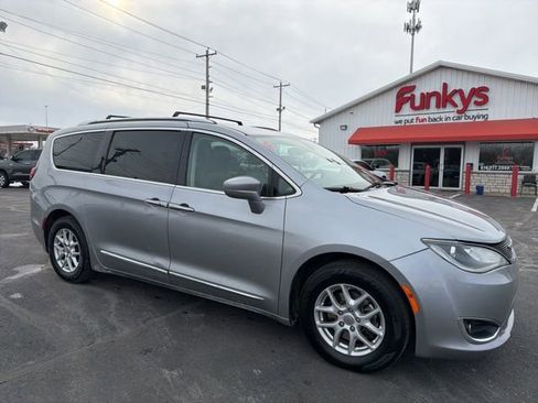 Used 2020 Chrysler Pacifica Touring-L image 1