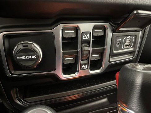 Used 2025 Jeep Wrangler Sahara image 30