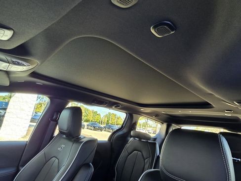 New 2026 Chrysler Pacifica Limited w/ Uconnect Theater Family Group AWD/4WD image 8