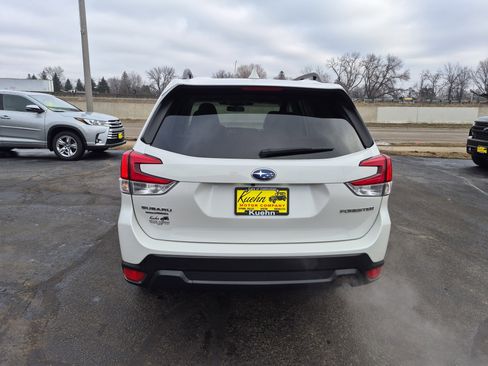 Used 2022 Subaru Forester Premium image 7