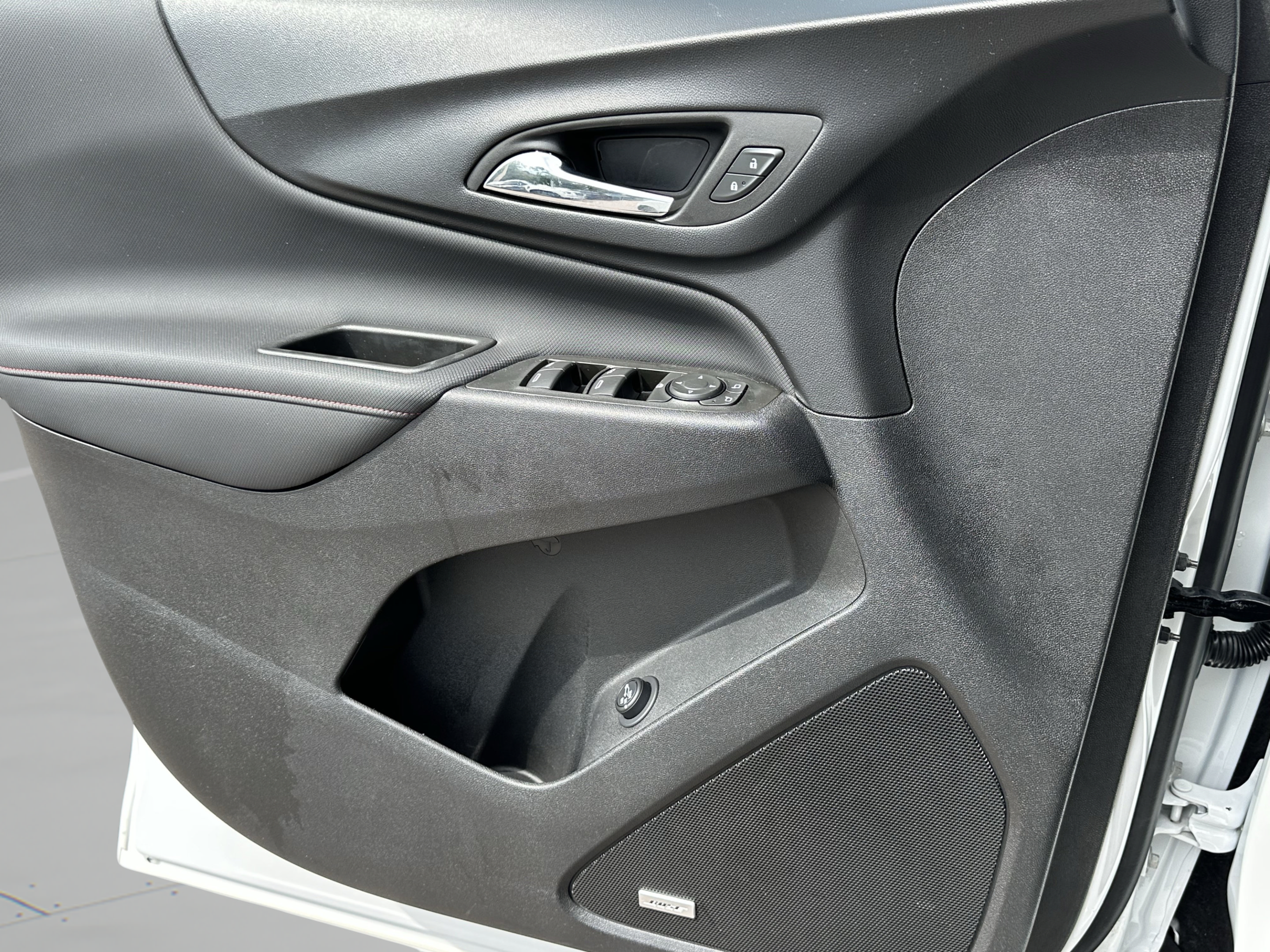 Used 2023 Chevrolet Equinox RS w/ RS Leather Package FWD image 23