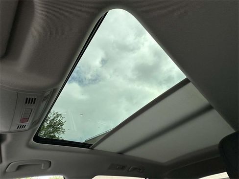 Certified 2022 Volkswagen Tiguan SE w/ Panoramic Sunroof Package image 37