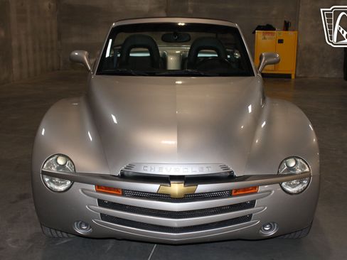 Used 2004 Chevrolet SSR w/ Preferred Equipment Group RWD image 32