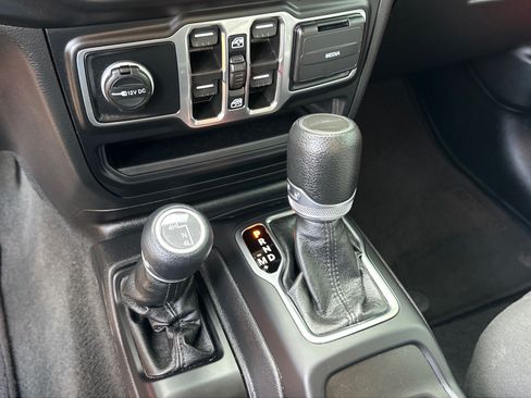 Used 2023 Jeep Gladiator Sport AWD/4WD image 18