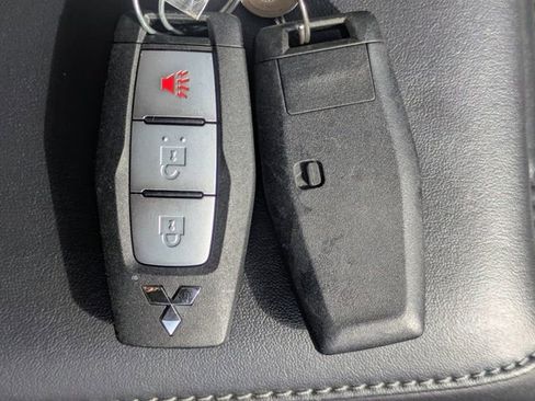 Used 2025 Mitsubishi Outlander ES image 32