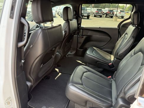 Used 2026 Chrysler Pacifica Select FWD image 12