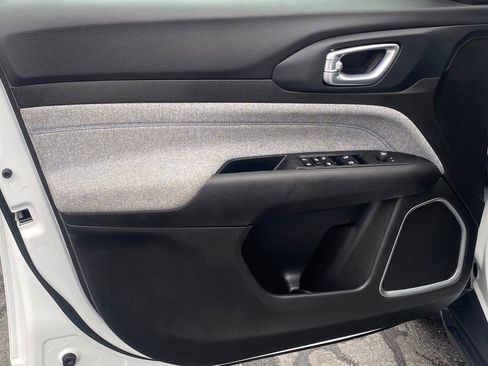 Used 2024 Jeep Compass Latitude image 12