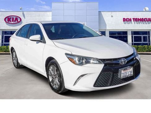 Used 2017 Toyota Camry SE image 3
