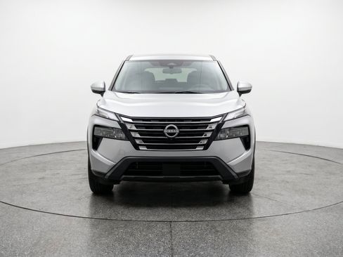 Used 2025 Nissan Rogue SV FWD image 2