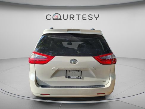 Used 2020 Toyota Sienna XLE FWD image 13
