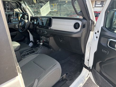 Used 2025 Jeep Wrangler Sport AWD/4WD image 12