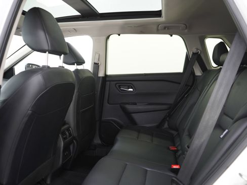 Used 2024 Nissan Rogue SV w/ SV Premium Package image 15