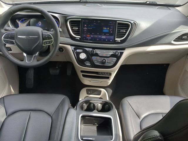 Used 2024 Chrysler Pacifica Limited FWD image 14