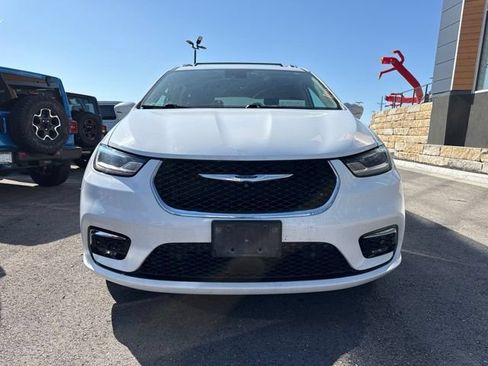 Used 2021 Chrysler Pacifica Touring-L w/ Uconnect Theater Family Group AWD/4WD image 6