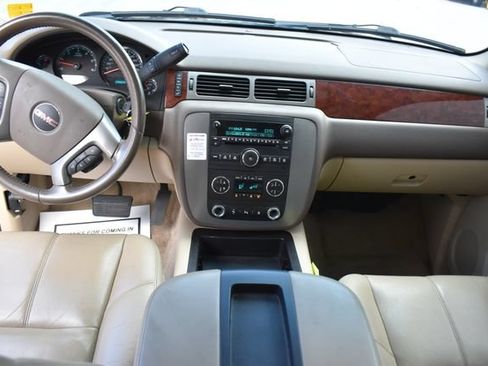 Used 2011 GMC Yukon XL SLT w/ SLT-2 Equipment Package AWD/4WD image 19