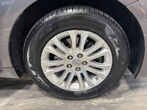 Used 2017 Toyota Sienna XLE image 29