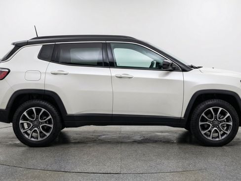 Used 2025 Jeep Compass Trailhawk AWD/4WD image 11