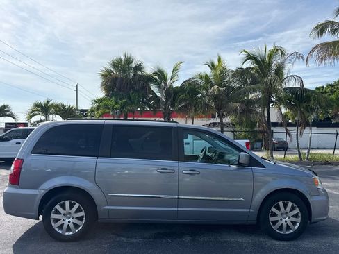 Used 2016 Chrysler Town & Country Touring FWD image 5