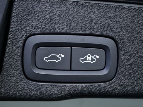 Certified 2025 Volvo XC60 B5 Plus image 32