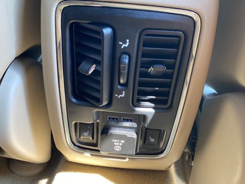 Used 2020 Jeep Grand Cherokee Overland AWD/4WD image 27