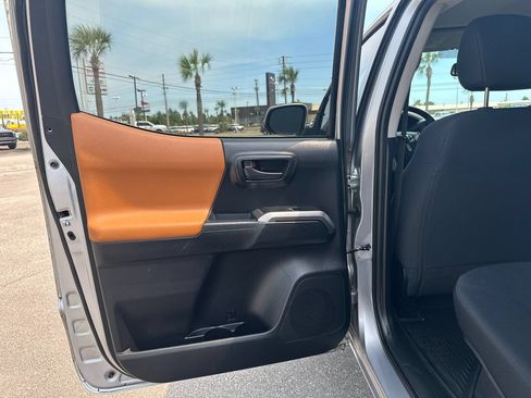 Used 2018 Toyota Tacoma SR5 RWD image 12