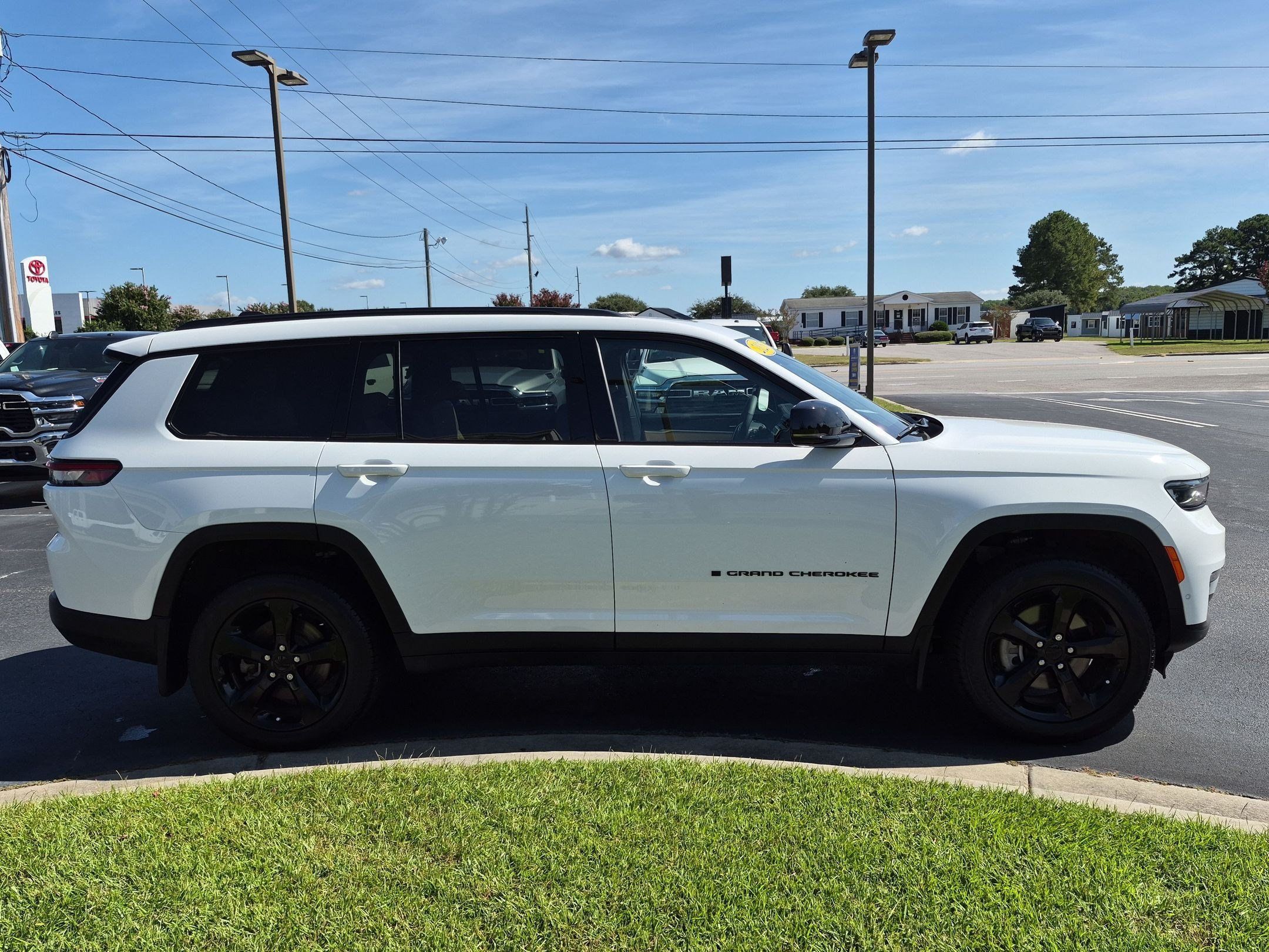 Used 2025 Jeep Grand Cherokee L Limited w/ Luxury Tech Group II RWD image 4