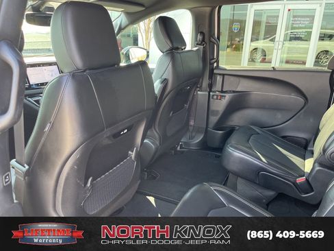 Used 2025 Chrysler Pacifica Select image 14