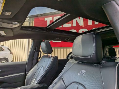 Used 2025 Chrysler Pacifica Limited FWD image 14