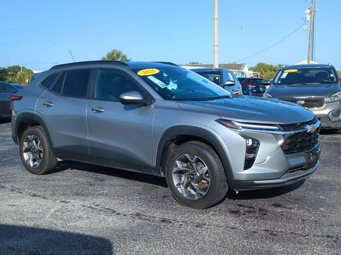 Certified 2025 Chevrolet Trax LT w/ Driver Confidence Package FWD image 2