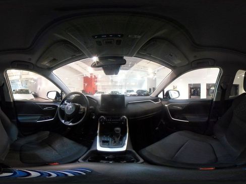 Used 2025 Toyota RAV4 XLE image 44