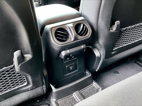 Used 2025 Jeep Wrangler Unlimited Rubicon 4xe image 33