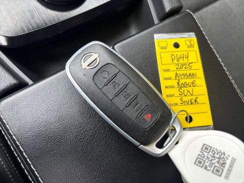 Used 2025 Nissan Rogue SV AWD/4WD image 21