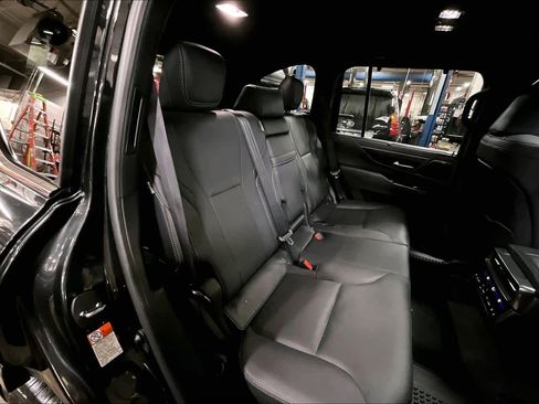 Used 2025 Lexus LX 600 4WD w/ Luxury Package image 18