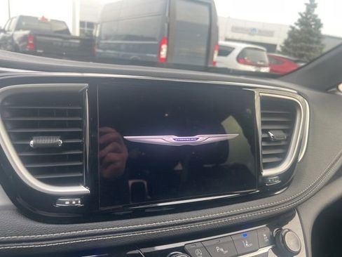 Used 2021 Chrysler Pacifica Touring-L w/ Uconnect Theater Family Group image 9