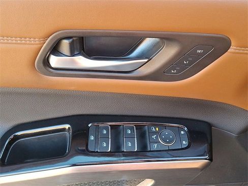 Used 2025 Nissan Pathfinder Platinum w/ Black Appearance Package image 10