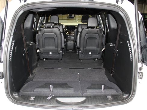 Used 2025 Chrysler Pacifica Select image 37