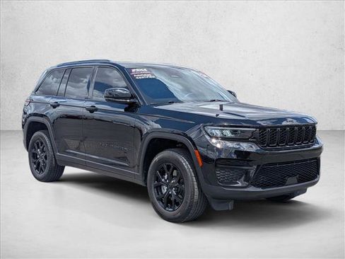 Used 2024 Jeep Grand Cherokee Altitude AWD/4WD image 3