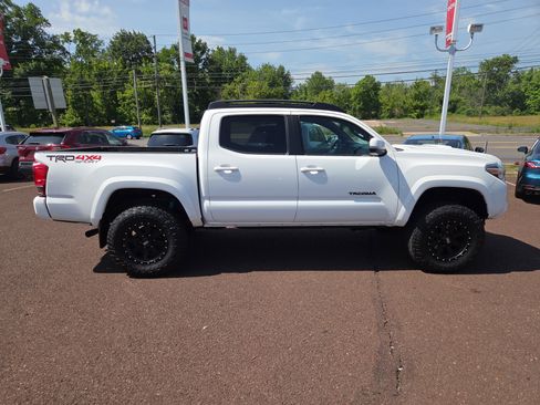 Used 2017 Toyota Tacoma TRD Sport w/ Tow Package (A/T) AWD/4WD image 2